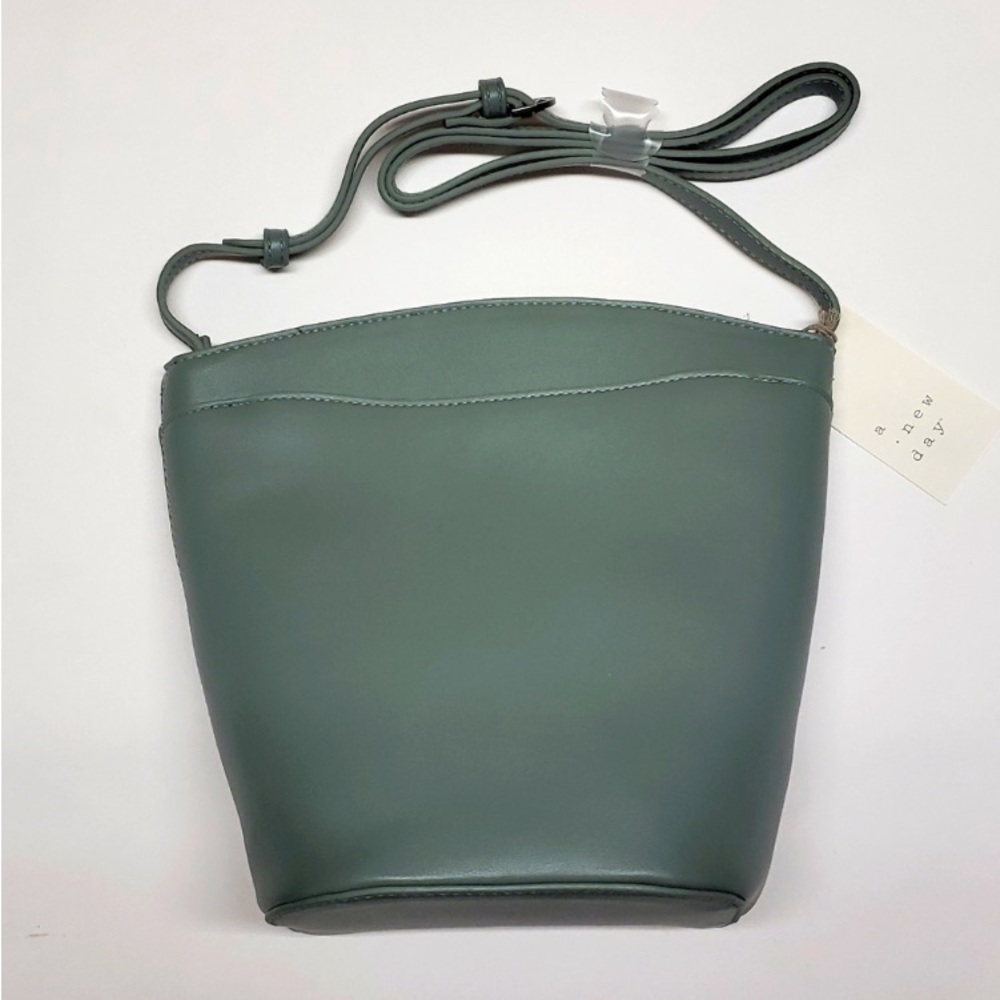 *NEW * A new day Green Crossbody Bucket pocketbook
